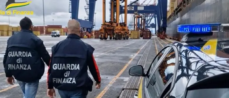 Domiciliari per il funzionario delle Dogane accusato di aver fatto passare a Gioia Tauro la cocaina della ‘ndrangheta\u00A0\n