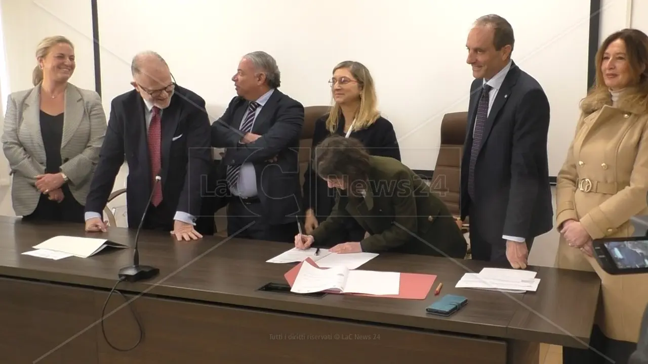 <p>La sottoscrizione della convenzione presso il dipartimento&nbsp;Giurisprudenza Economia e Scienze Umane dell&#39;universit&agrave; Mediterranea di Reggio</p>\\n