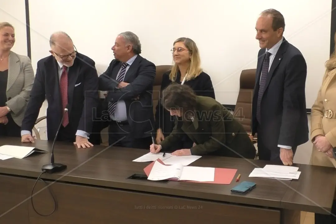 <p>La sottoscrizione della convenzione presso il dipartimento&nbsp;Giurisprudenza Economia e Scienze Umane dell&#39;universit&agrave; Mediterranea di Reggio</p>\\n