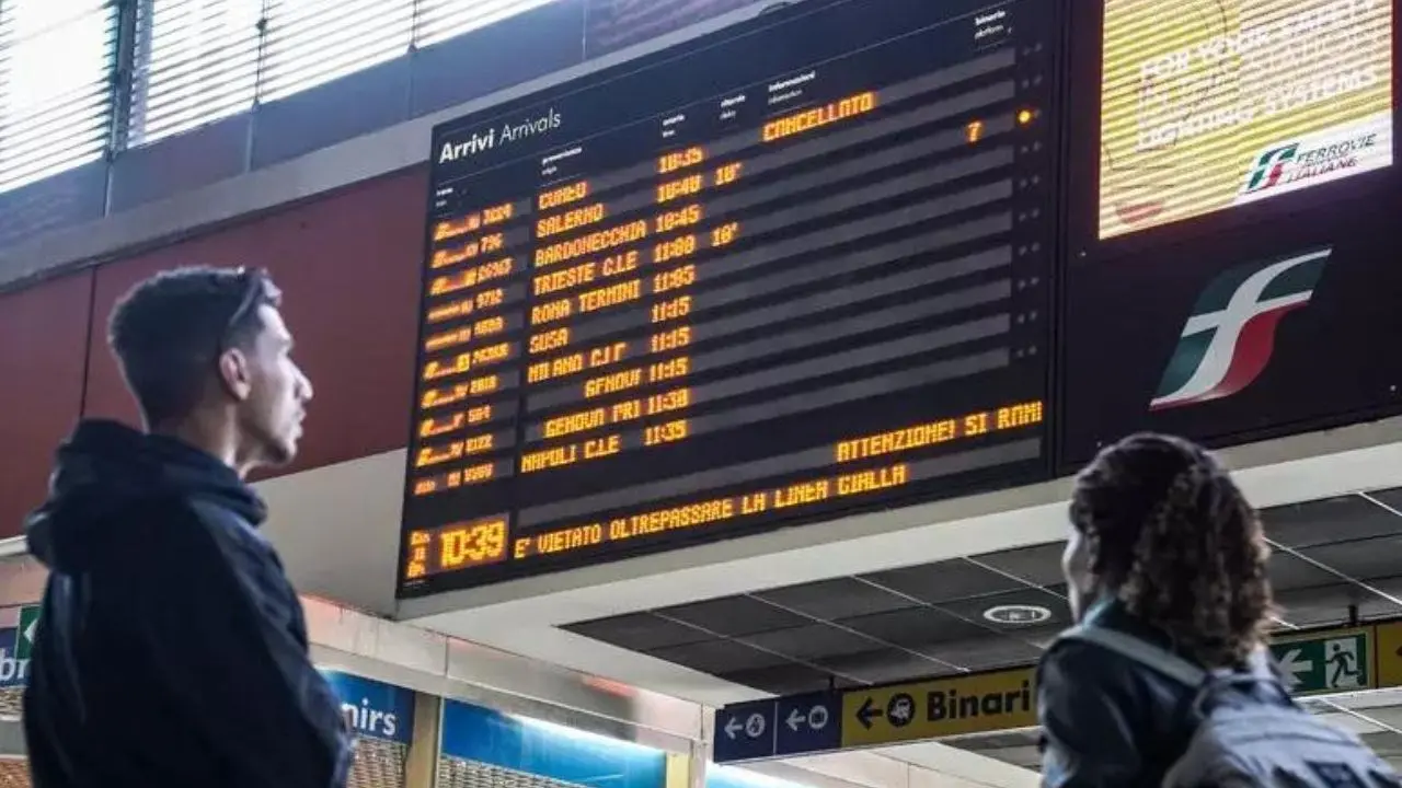 Treni, guasto a Milano: circolazione in tilt. Ritardi e cancellazioni\u00A0anche verso la Calabria. Trenitalia: «Evitare gli spostamenti»\n