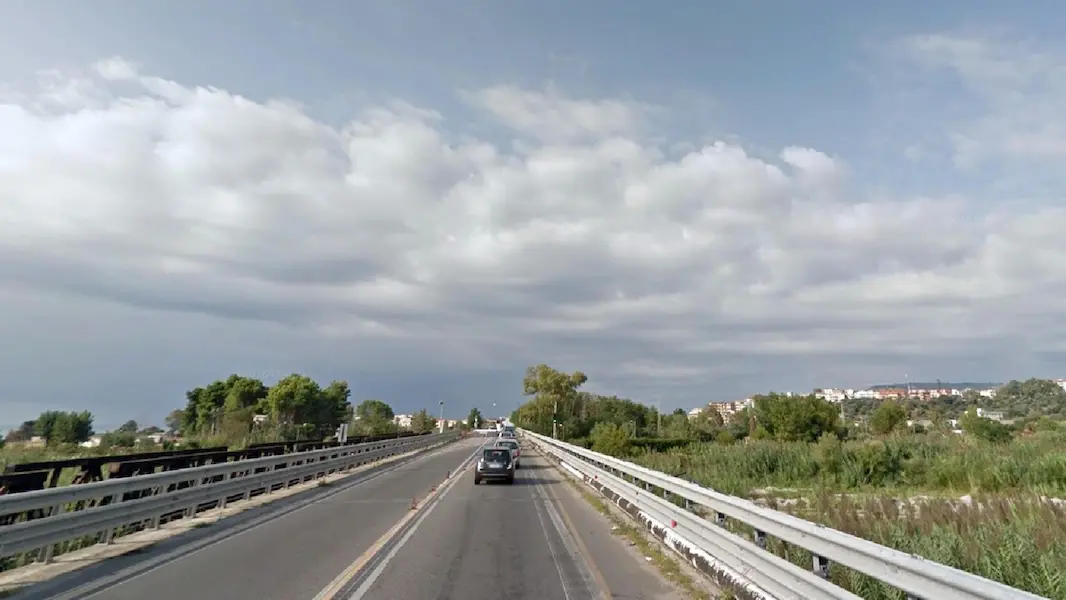 Il tratto della statale 106 sul ponte della fiumara Allaro, nei pressi di Caulonia Marina (Reggio Calabria) in un\\'immagine di Google Street View (Ansa/Google Street View) , ANSA