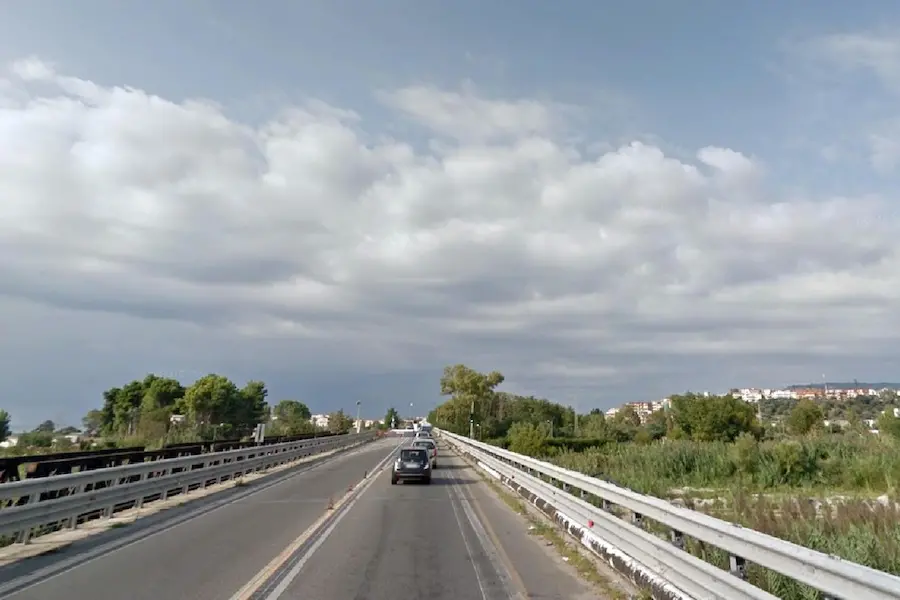 Il tratto della statale 106 sul ponte della fiumara Allaro, nei pressi di Caulonia Marina (Reggio Calabria) in un\\'immagine di Google Street View (Ansa/Google Street View) , ANSA