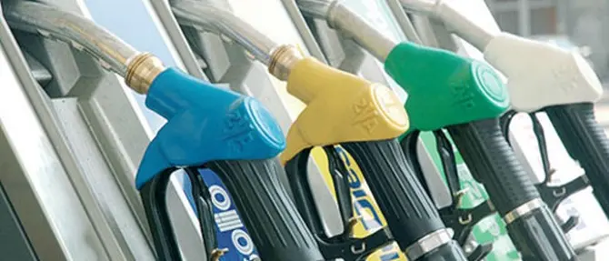 Schizzano in alto i prezzi dei carburanti, punte di 2,4 euro al litro per la benzina in autostrada