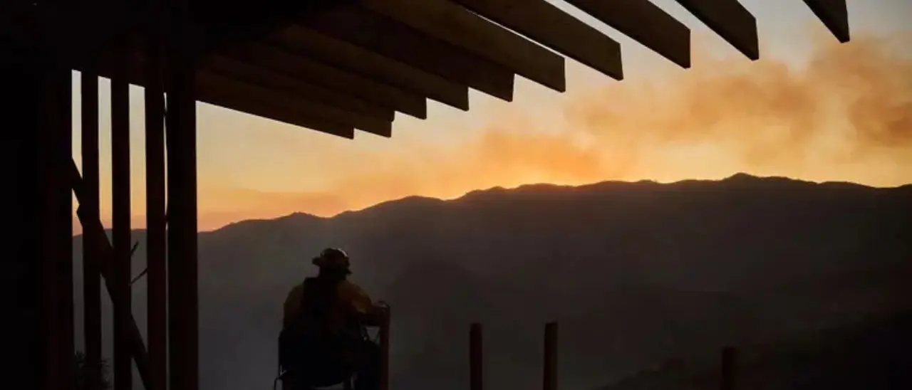 Incendio a Los Angeles, sale il bilancio delle vittime: 16 morti\n