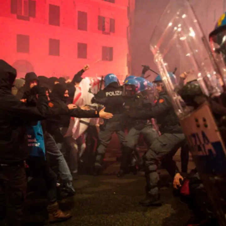 Corteo per Ramy a Roma, scontro tra manifestanti e polizia: 8 agenti feriti da petardi e bottiglie di vetro\n