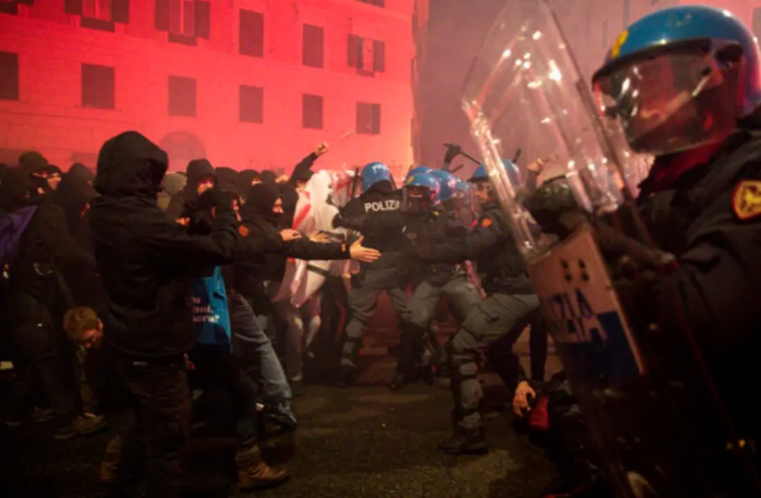 Corteo per Ramy a Roma, scontro tra manifestanti e polizia: 8 agenti feriti da petardi e bottiglie di vetro\n