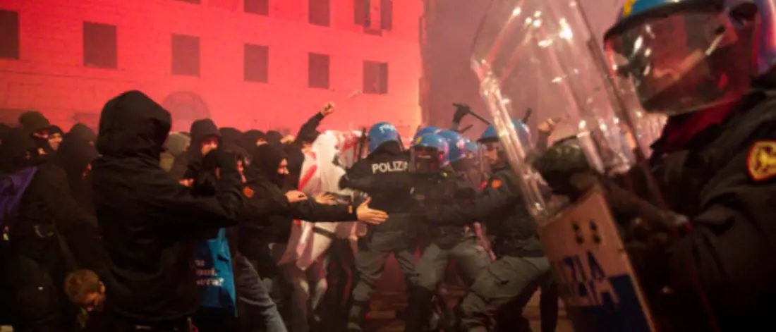 Corteo per Ramy a Roma, scontro tra manifestanti e polizia: 8 agenti feriti da petardi e bottiglie di vetro\n