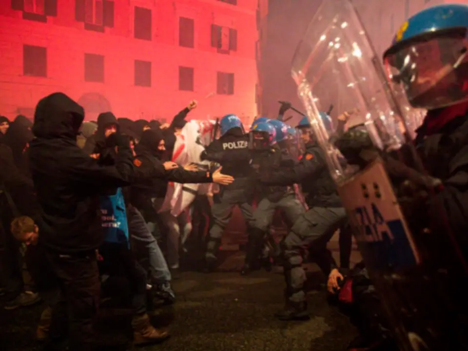 Corteo per Ramy a Roma, scontro tra manifestanti e polizia: 8 agenti feriti da petardi e bottiglie di vetro