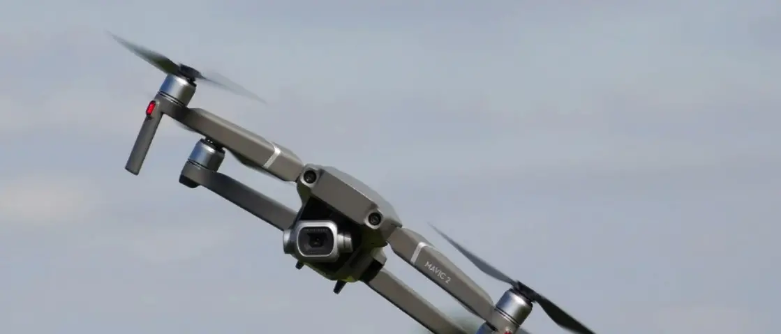 Spiata con un drone: la denuncia di una donna a Corigliano-Rossano. Il legale: «Invasione di privacy»\n