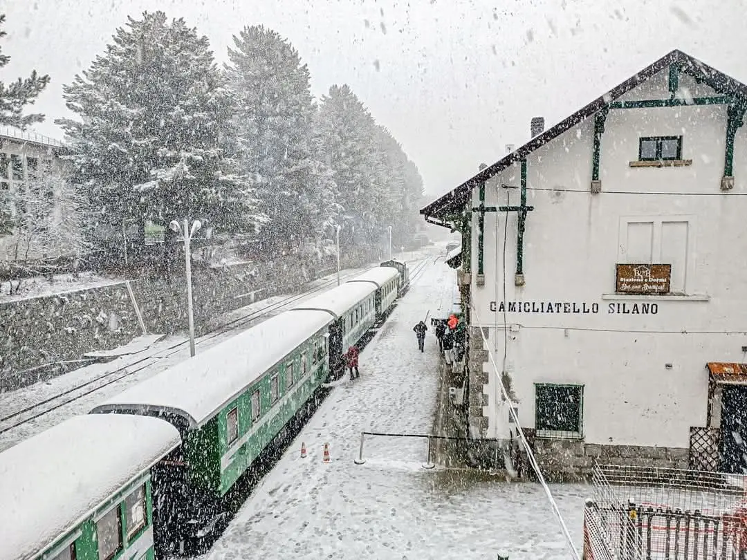 Neve in Calabria, fiocchi in Sila e sulla statale 107