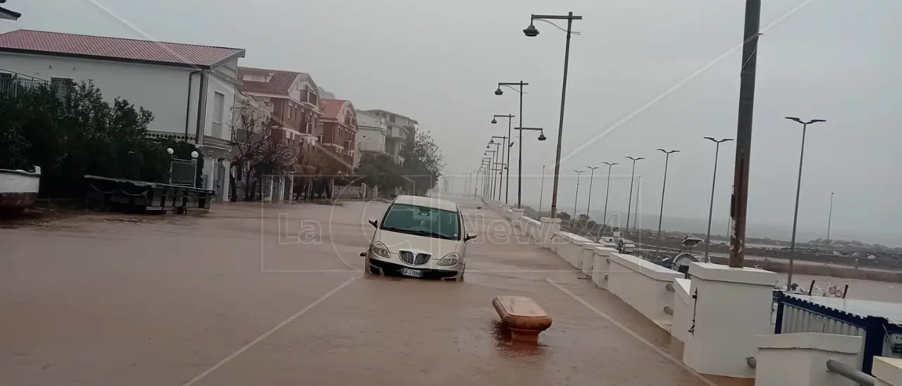 Lungomare allagato a San Lucido, il sindaco chiude le scuole e attiva il Centro operativo comunale