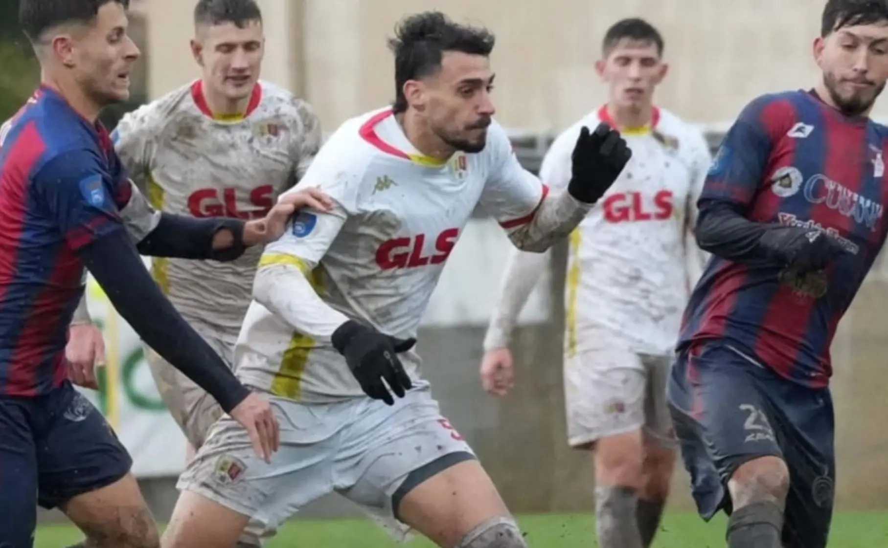 Serie D, il Sambiase batte la Vibonese e\u00A0continua a sognare: sotto la pioggia la decide nella ripresa Luca Ferraro\n