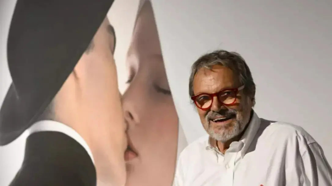 Addio a Oliviero Toscani, il celebre fotografo muore a 82 anni. La famiglia: «Ha intrapreso il suo ultimo viaggio»