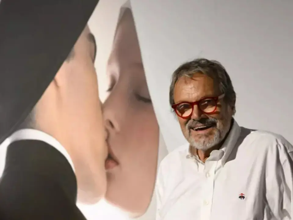 Addio a Oliviero Toscani, il celebre fotografo muore a 82 anni. La famiglia: «Ha intrapreso il suo ultimo viaggio»