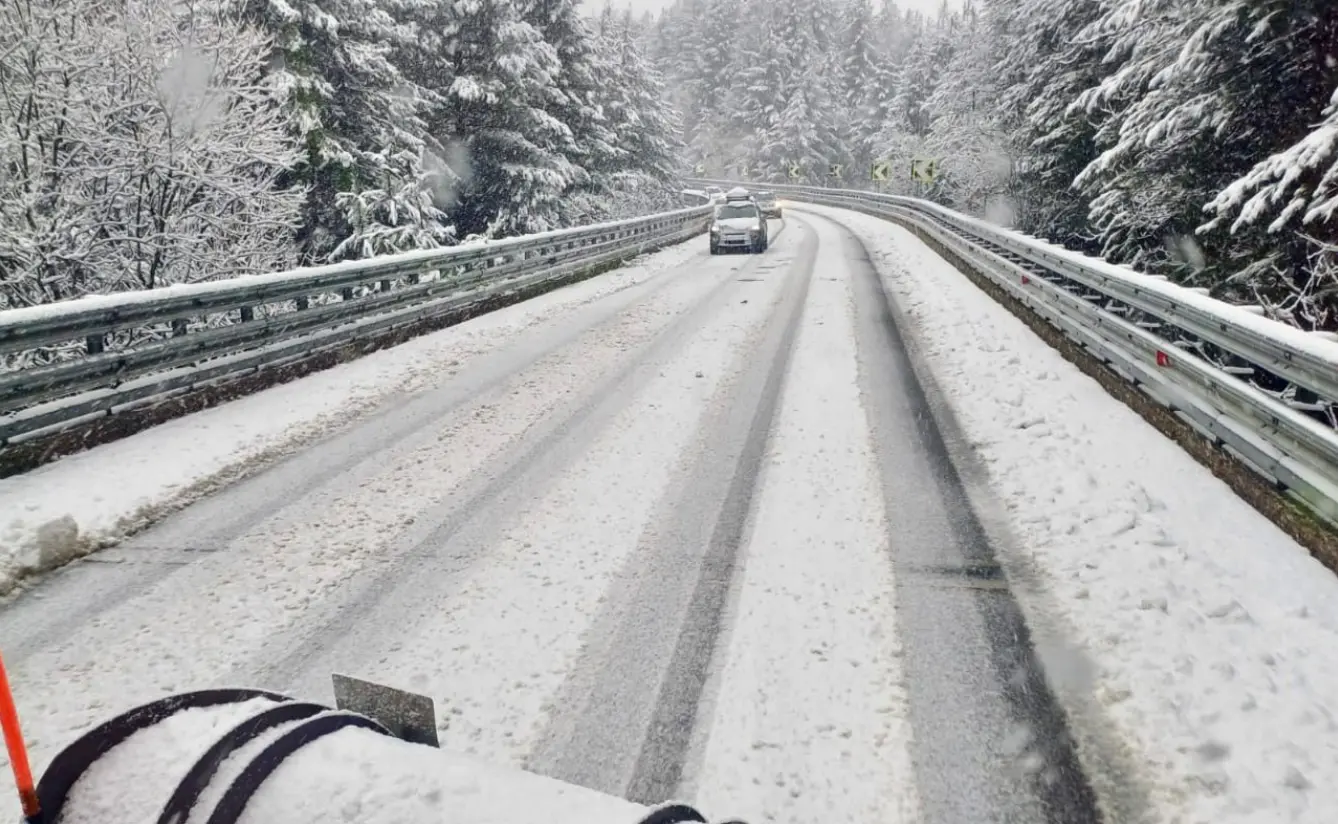 Nevica in Calabria,\u00A0decine di mezzi e operatori a lavoro senza sosta su statali e autostrade\n