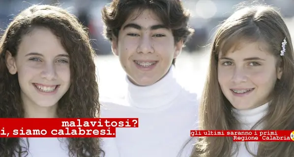 Oliviero Toscani e la Calabria: dalla campagna sui “calabresi malavitosi” al selfie negato a uno studente: «E se sei un mafioso?»\n