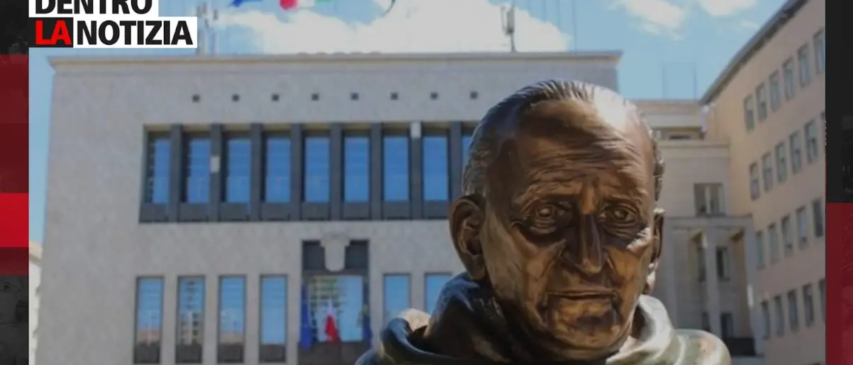 Polemiche a Cosenza per la collocazione della statua dell’ex parlamentare Mancini: focus a Dentro la notizia\n