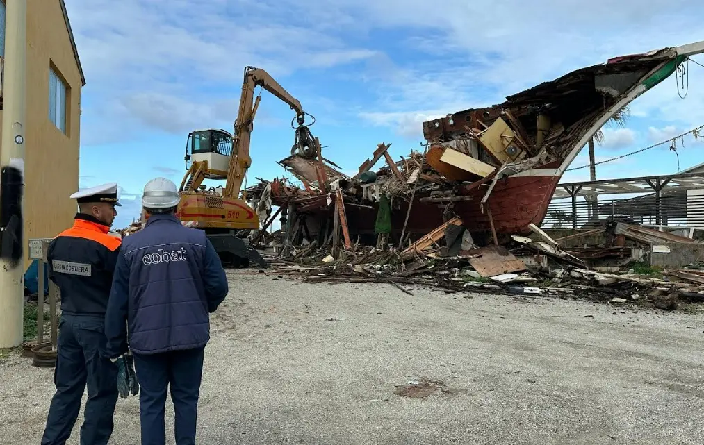 Demolito il caicco Novella delle Eolie a Taureana di Palmi: l’intervento atteso da 13 anni\n