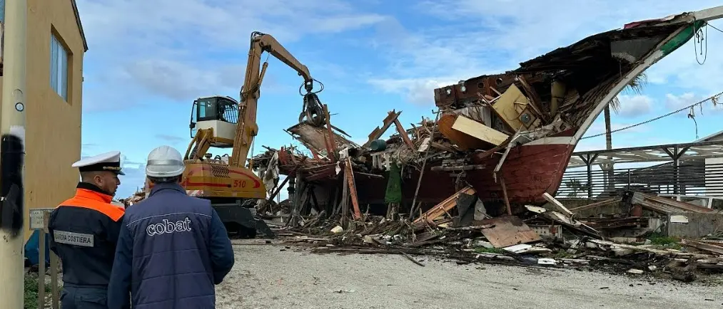Demolito il caicco Novella delle Eolie a Taureana di Palmi: l’intervento atteso da 13 anni\n