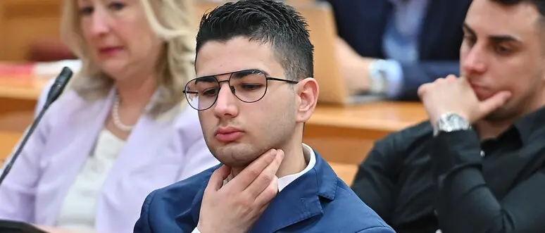 Uccise il padre a coltellate per difendere la madre, assolto a Torino il 22enne Alex Pompa