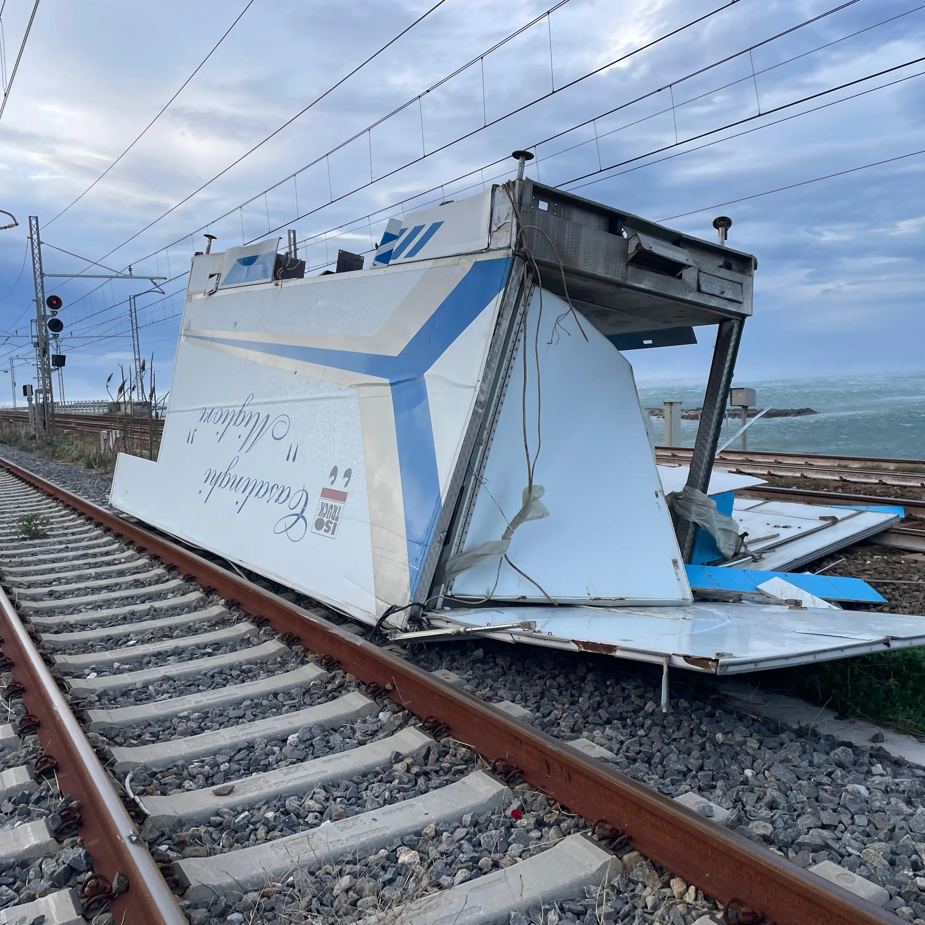 È ancora caos treni in Calabria, convogli fermi sulla linea tirrenica cosentina a causa del maltempo\n