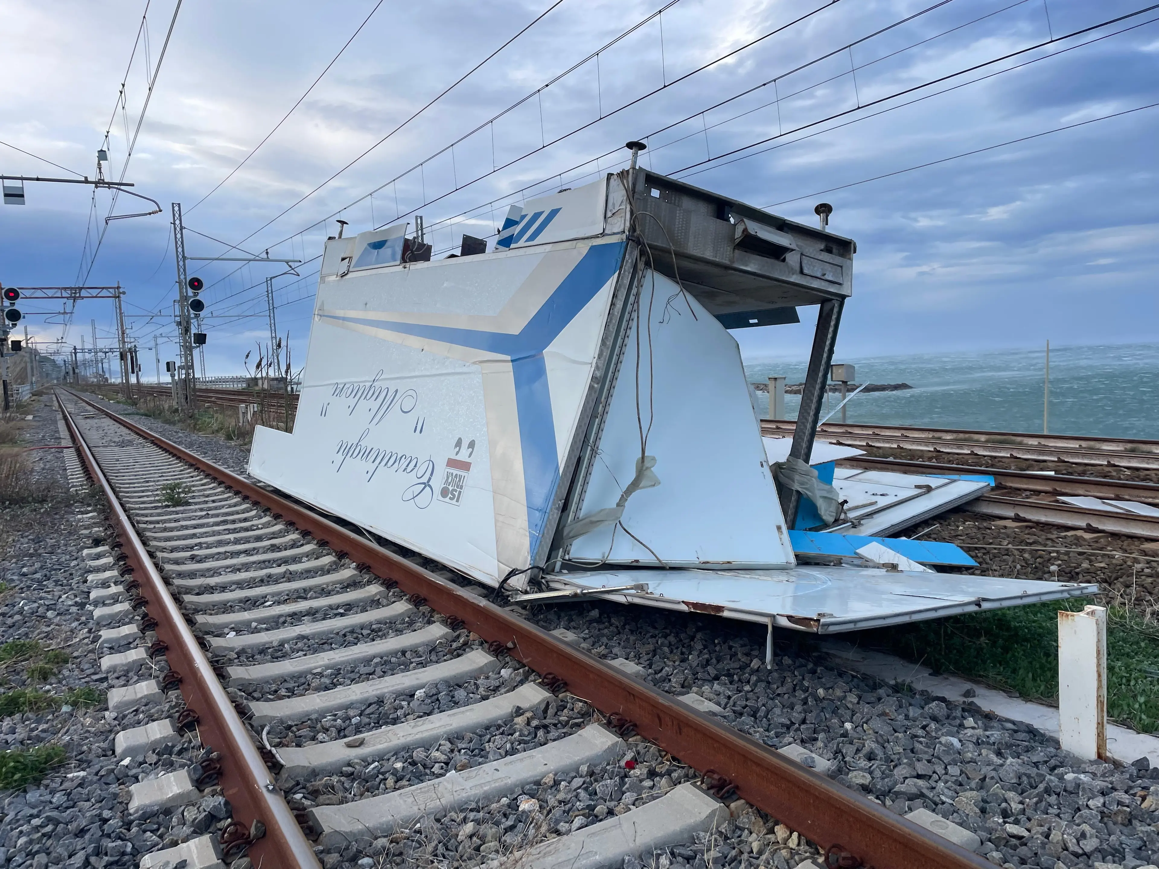 È ancora caos treni in Calabria, convogli fermi sulla linea tirrenica cosentina a causa del maltempo\n