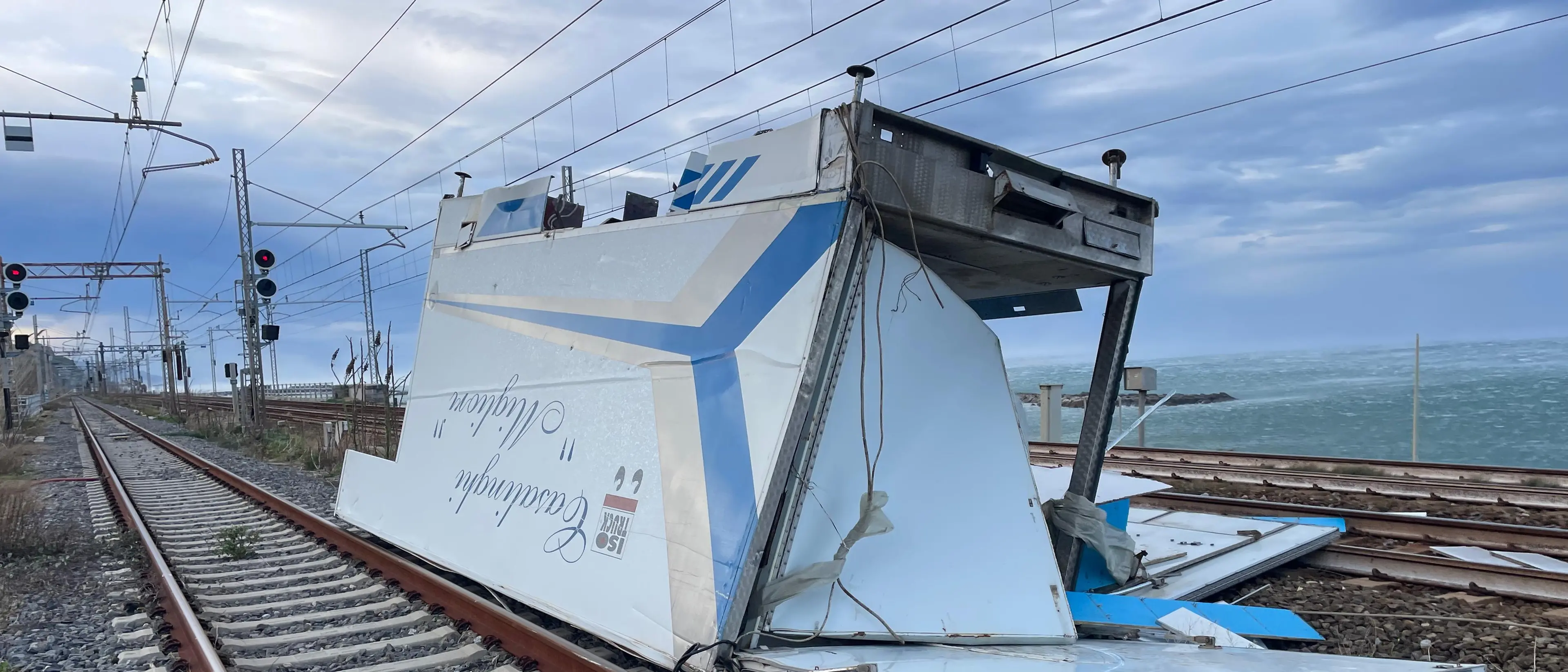 È ancora caos treni in Calabria, convogli fermi sulla linea tirrenica cosentina a causa del maltempo\n
