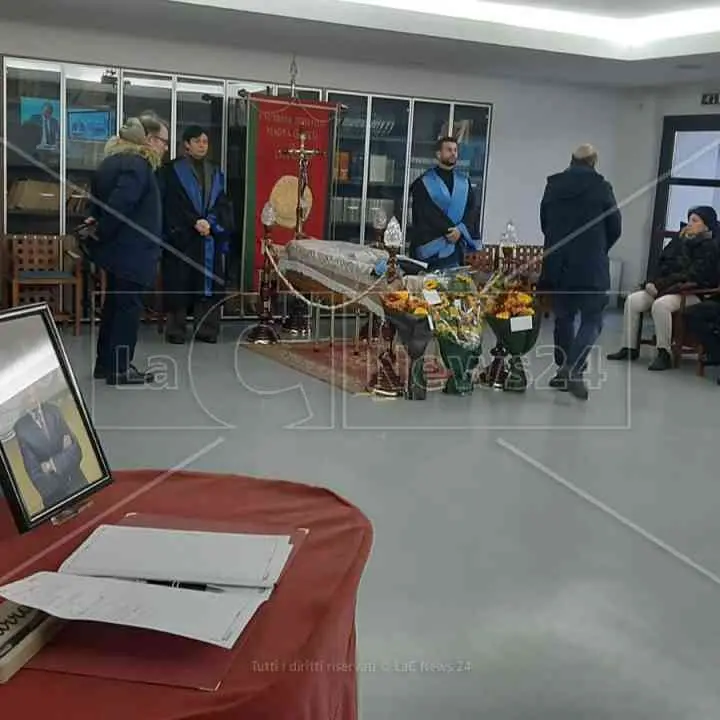 In tanti alla camera ardente del docente Vittorio Daniele all’Università di Catanzaro. Domani i funerali
