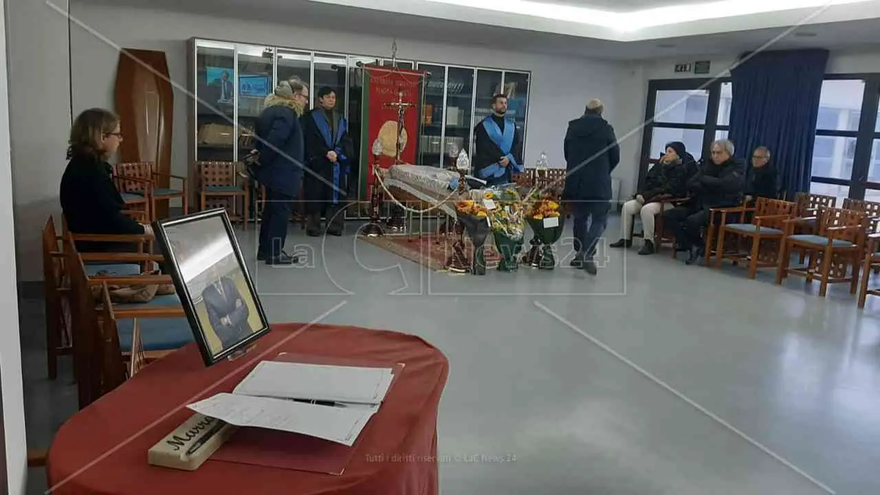 In tanti alla camera ardente del docente Vittorio Daniele all’Università di Catanzaro. Domani i funerali