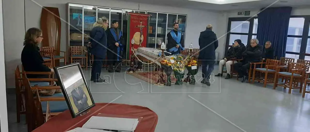 In tanti alla camera ardente del docente Vittorio Daniele all’Università di Catanzaro. Domani i funerali