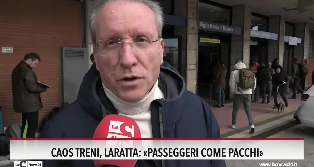 Caos treni, il direttore Laratta: «Passeggeri come pacchi»