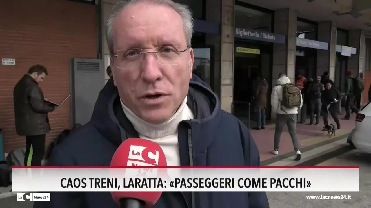 Caos treni, il direttore Laratta: «Passeggeri come pacchi»