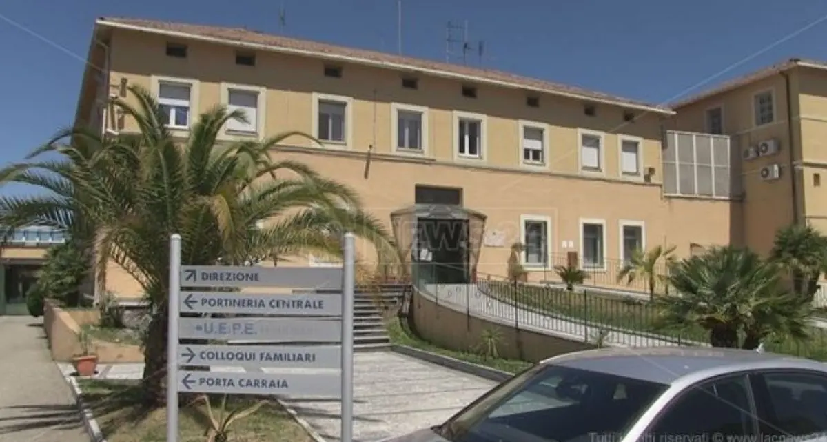 Cosenza, col cellulare in carcere\u00A0per chiamare mamme e fidanzate: in sette a processo –\u00A0NOMI