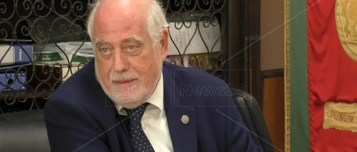 Assunzioni e cattedre all’Università per i dirigenti Asp che avrebbero chiuso un occhio sui laboratori, le accuse all’ex rettore di Catanzaro