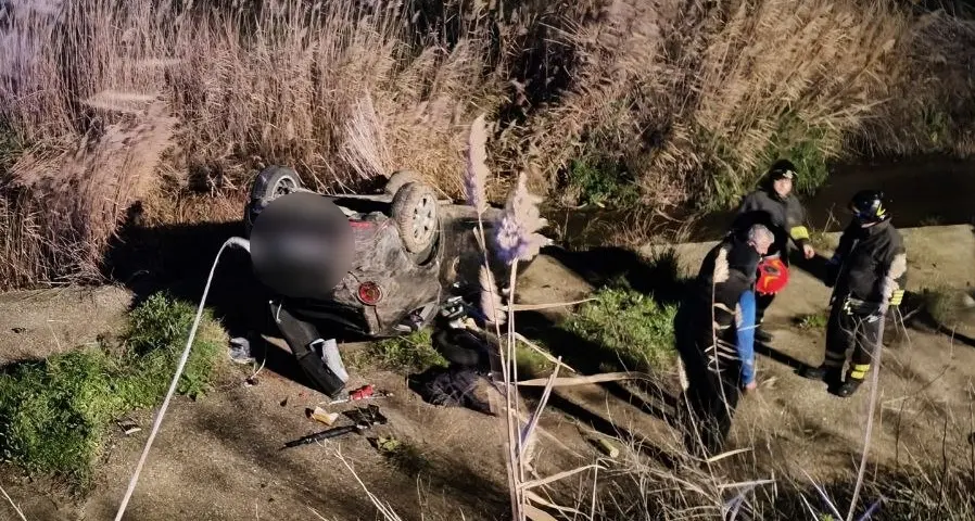 Incidente a Corigliano Rossano, perde il controllo dell’auto e si ribalta più volte: ferito un 23enne