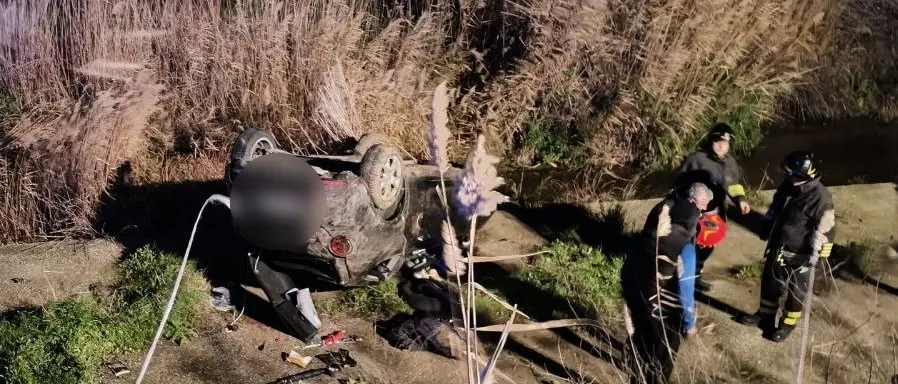 Incidente a Corigliano Rossano, perde il controllo dell’auto e si ribalta più volte: ferito un 23enne