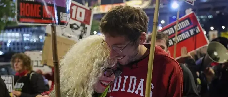 Accordo per la tregua a Gaza e gli ostaggi, l’annuncio di Trump: «I prigionieri presto liberi»