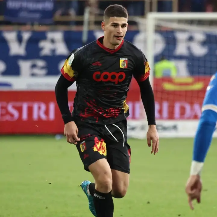 Serie B, il Catanzaro prepara la partita contro il Pisa mentre Koutsoupias vola a Frosinone