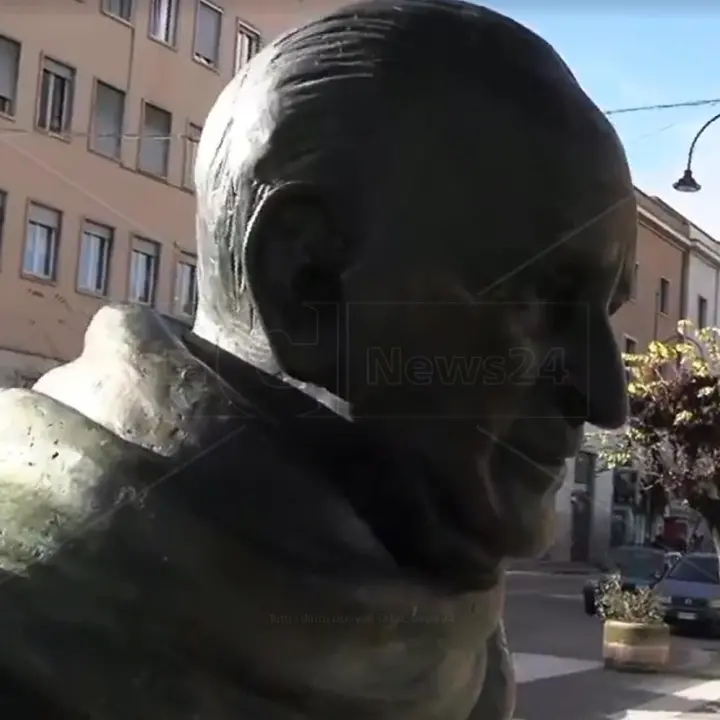 La statua di Giacomo Mancini deve rimanere davanti al Comune di Cosenza? Il sondaggio di CosenzaChannel.it\n