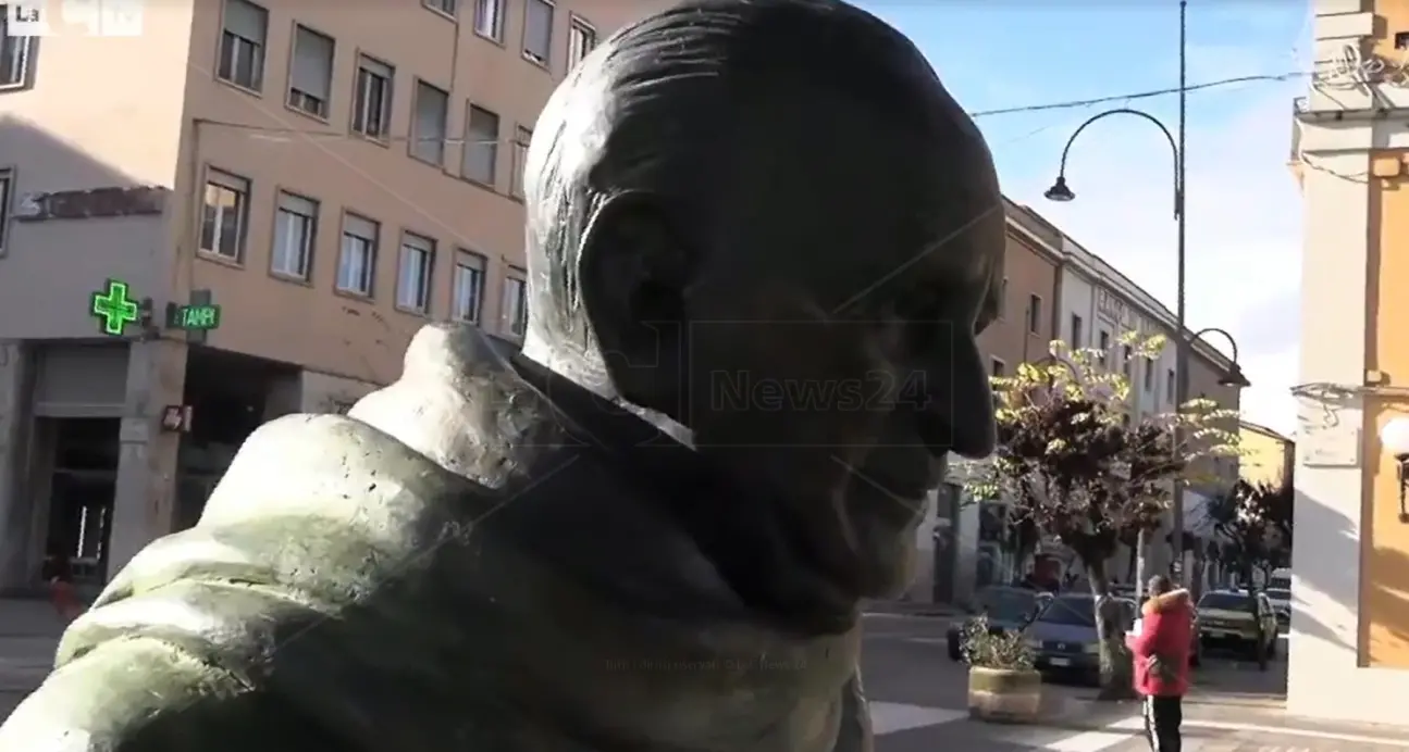 Statua di Giacomo Mancini, il Tribunale dà ragione al Comune di Cosenza: legittima la restituzione\n