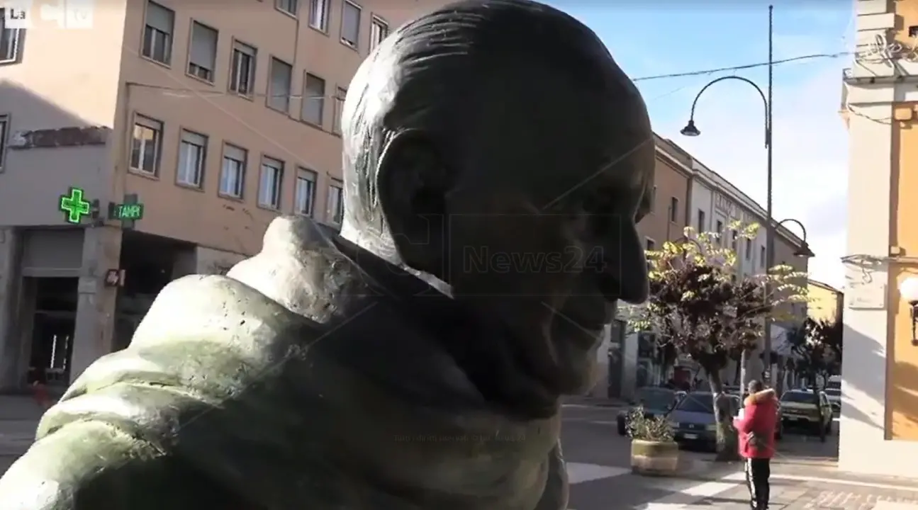 La statua di Giacomo Mancini deve rimanere davanti al Comune di Cosenza? Il sondaggio di CosenzaChannel.it\n