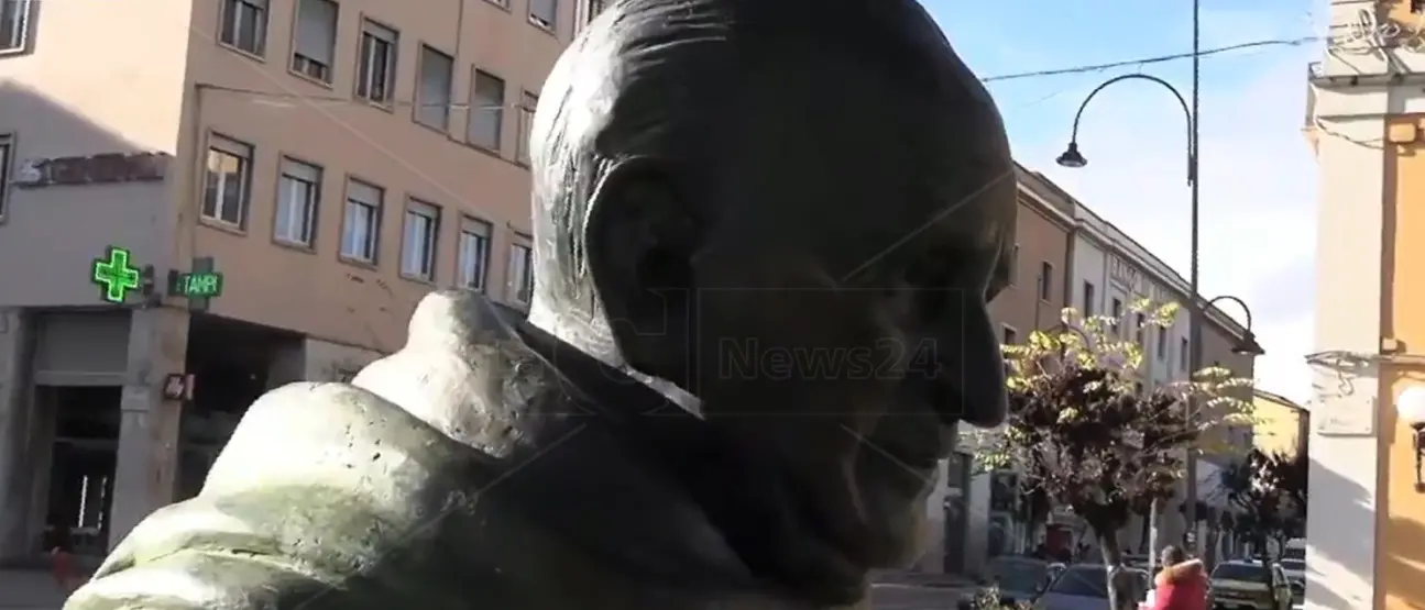 Statua di Giacomo Mancini, il Tribunale dà ragione al Comune di Cosenza: legittima la restituzione\n