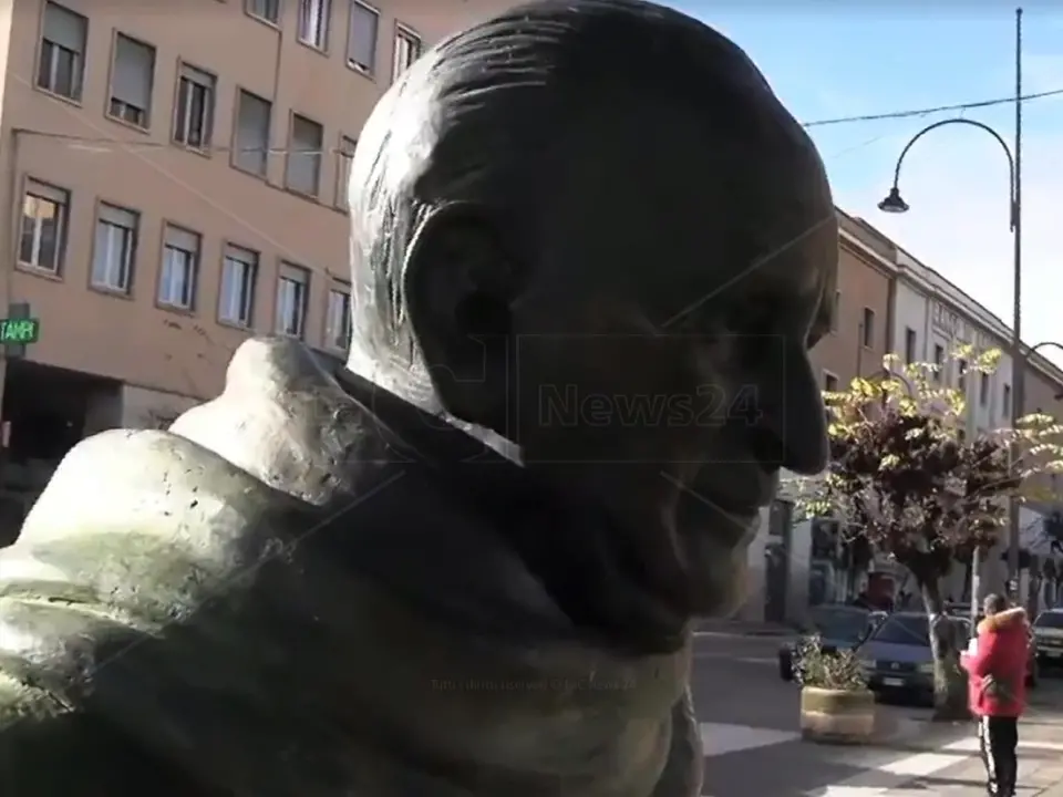 Statua di Giacomo Mancini, il Tribunale dà ragione al Comune di Cosenza: legittima la restituzione