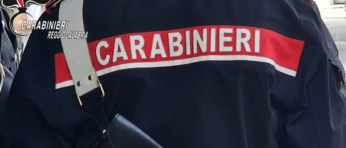 Continue aggressioni ai danni della moglie, un arresto nel Reggino. Avrebbe anche rimosso le porte di casa per controllare i familiari\n