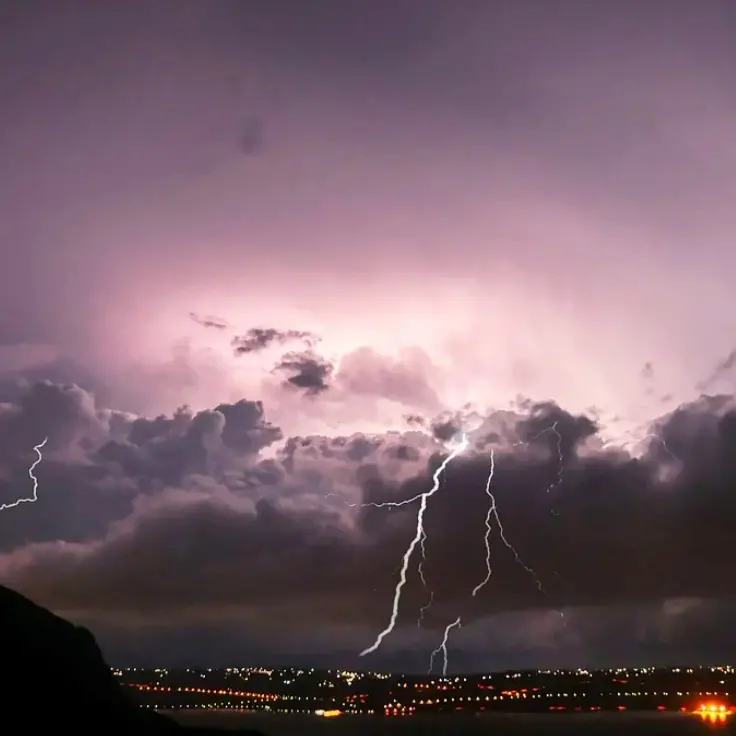 Allerta rossa in Calabria oggi, temporali e forti venti: chiuse le scuole. La situazione in tempo reale – LIVE\n