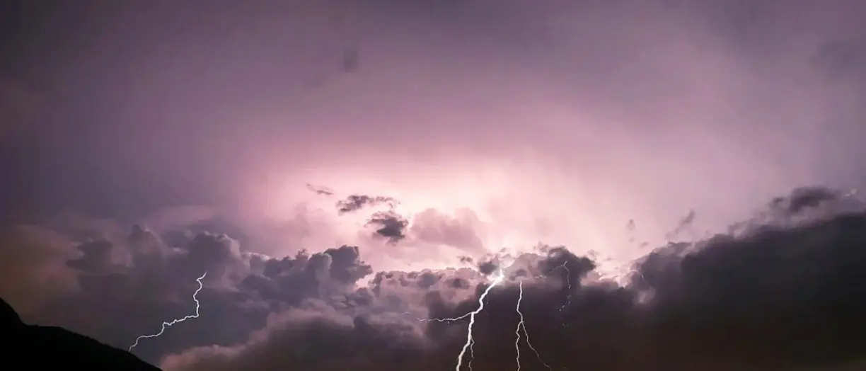 Allerta rossa in Calabria oggi, temporali e forti venti: chiuse le scuole. La situazione in tempo reale – LIVE\n