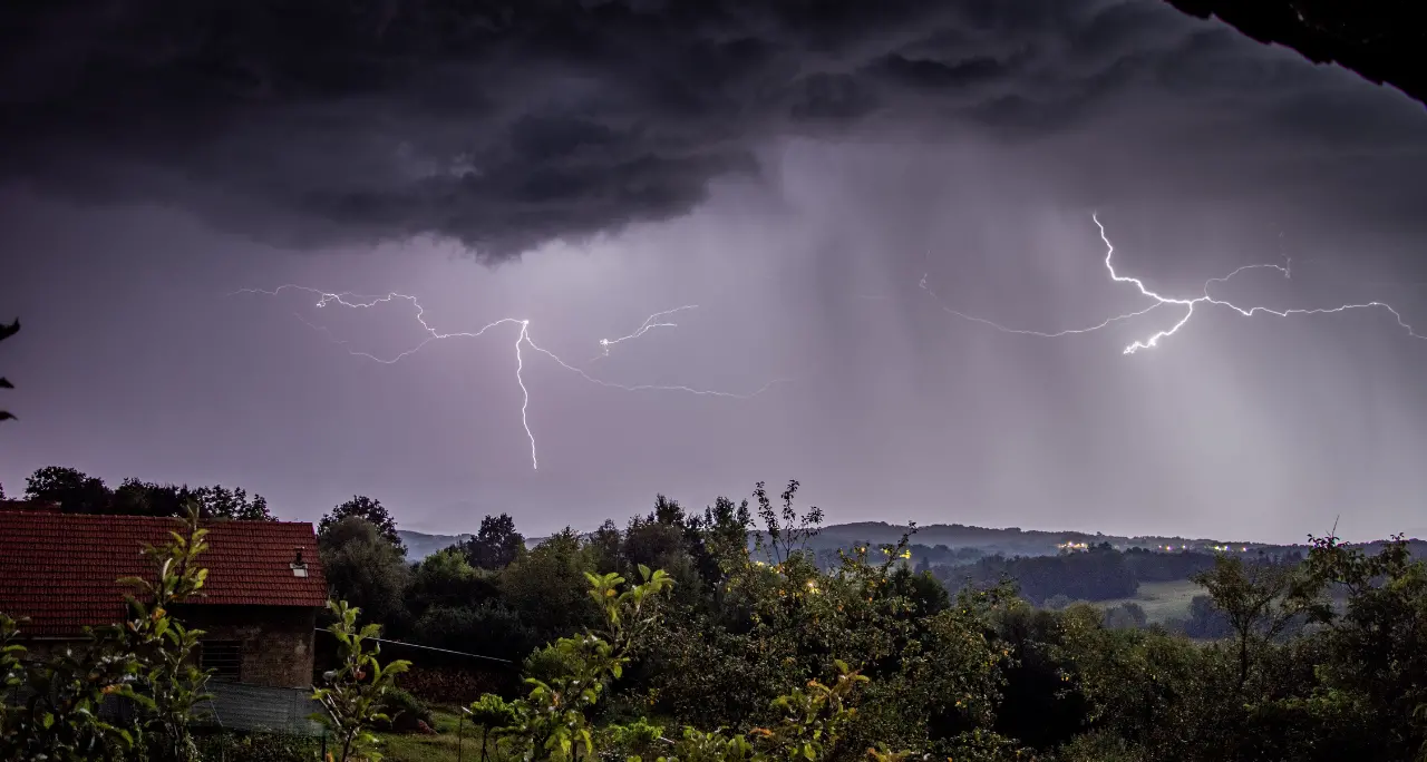 Allerta, la tempesta Gabri si abbatte sulla Calabria: il clou del maltempo nelle prossime ore. Le previsioni\n