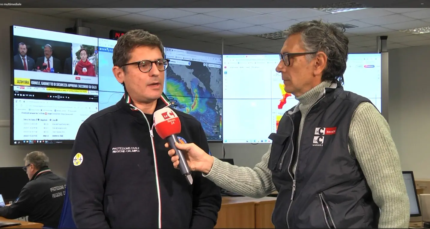 La Protezione civile in campo per l’allerta meteo in Calabria: «Sabato il tempo migliorerà ma occhio a sottopassi e corsi d’acqua»\n