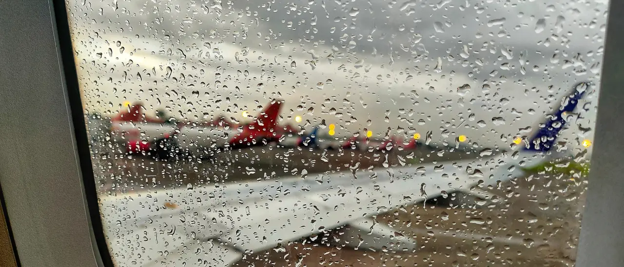 Volo Bologna-Reggio dirottato per maltempo: falliti tentativi di atterraggio al Minniti e a Lamezia, il viaggio termina a Brindisi