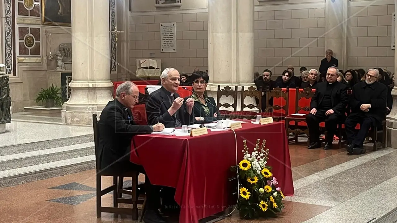 <p>La prolusione del presidente della Cei, il cardinale Matteo Zuppi, nella basilica cattedrale del Duomo di Reggio</p>\\n